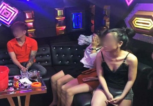 Bat qua tang 12 khach va nhan vien karaoke o Dong Nai dung ma tuy hinh anh