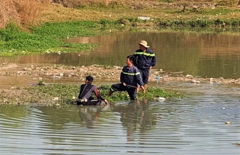 Tim thay thi the 2 be gai duoi nuoc o Binh Duong hinh anh