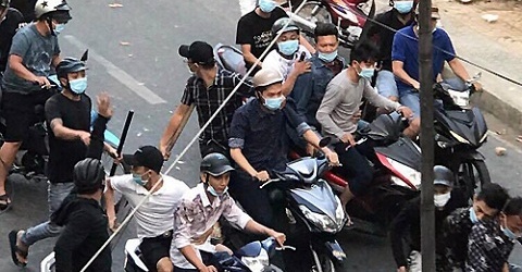 Chan nhom giang ho cam theo ma tau di hon chien hinh anh