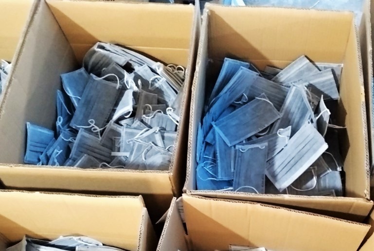 Gom 17.400 khau trang troi noi de ban ra thi truong TP.HCM hinh anh