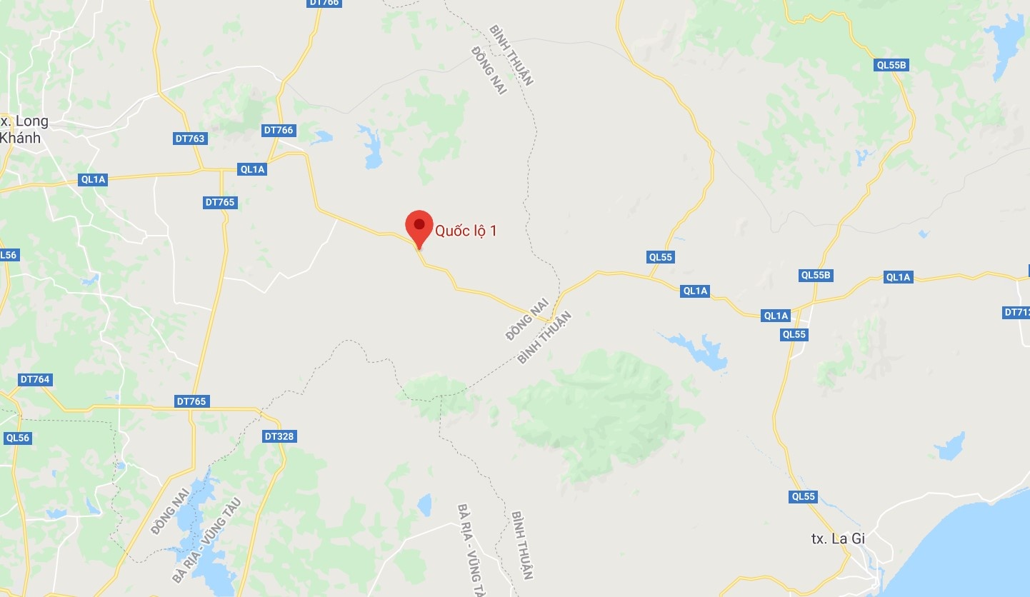 Xe khach bi nem da o quoc lo 1 anh 2