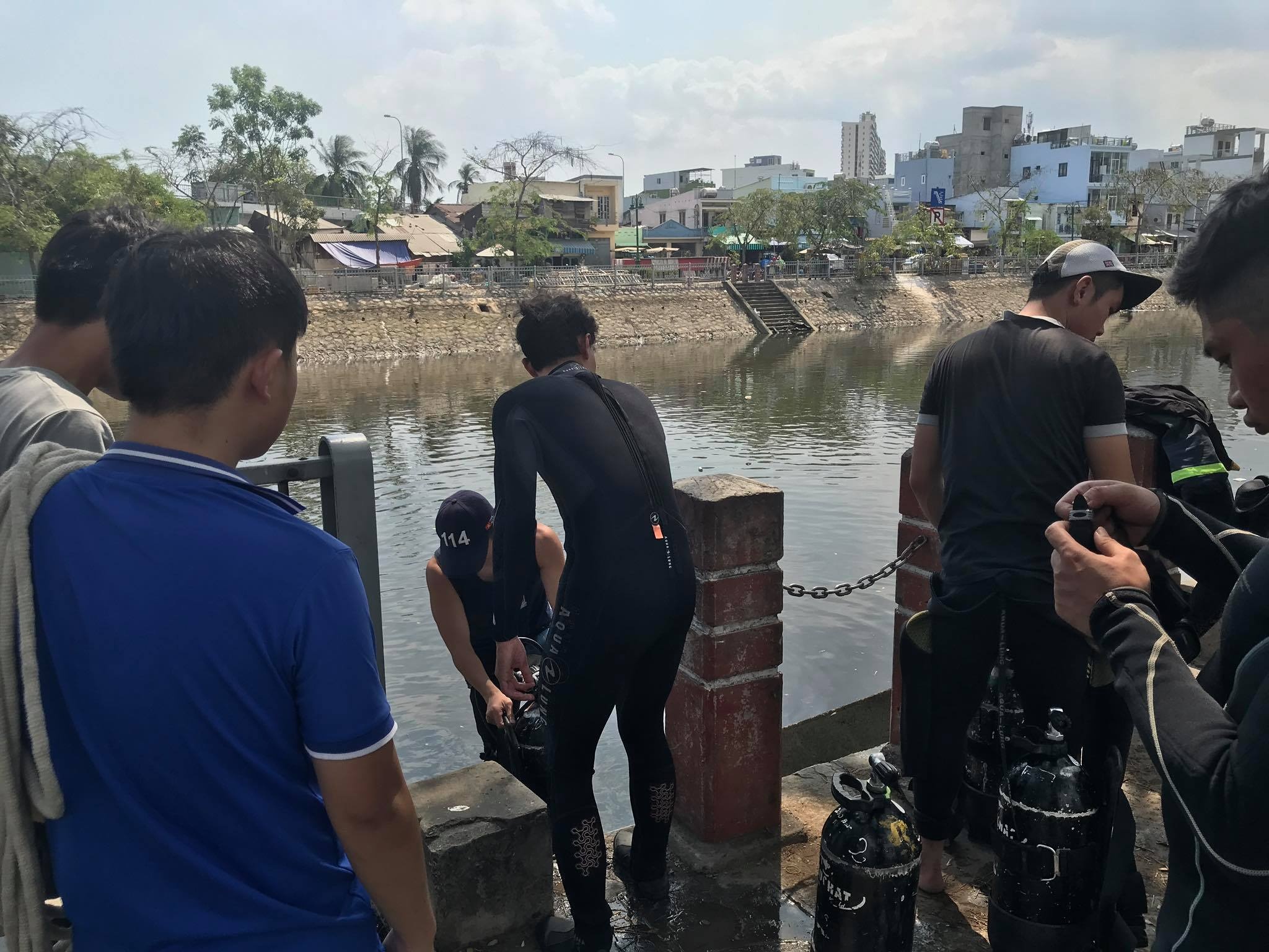 2 vo chong nhay kenh Tau Hu anh 1