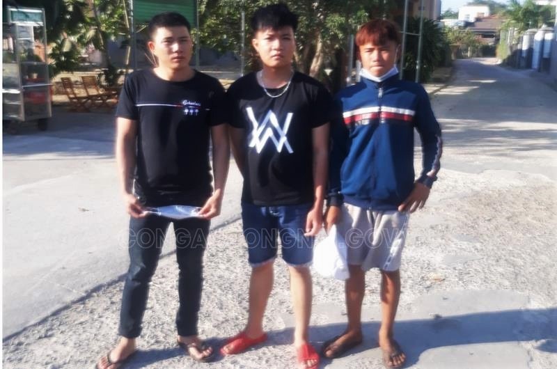 Bắt nhóm ném đá xe khách đồng nai ảnh 1 Bat nhom nem da xe khach dong nai anh 1
