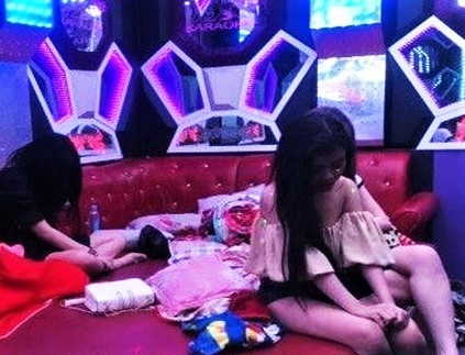 Quan karaoke lap camera canh gioi cho khach dung ma tuy hinh anh