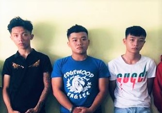 Chan nhom thanh nien vac dao phong lon di hon chien hinh anh