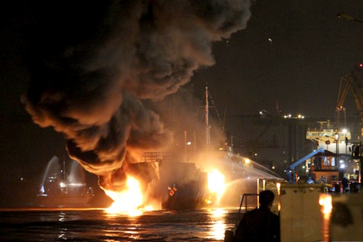 Chay tau cho xang tren song Dong Nai, 2 nguoi chet hinh anh