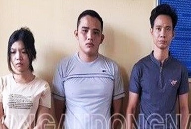 Bat them 3 nguoi tra tan nu nhan vien vi khong kich duc chieu khach hinh anh