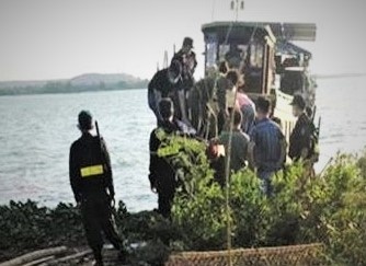 Canh sat chay cano bao vay song bac giua ho o Dong Nai hinh anh