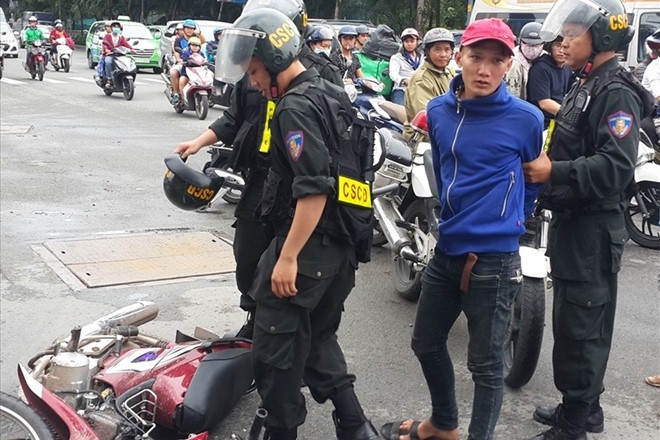 Canh sat hinh su canh bao tinh trang cuop manh dong giua dich Covid-19 hinh anh