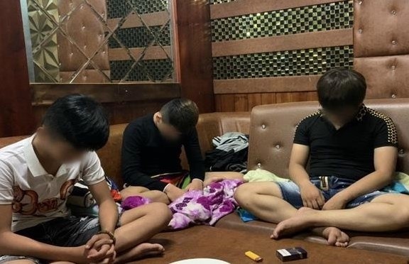 4 khach trong quan karaoke phe ma tuy giua mua dich hinh anh