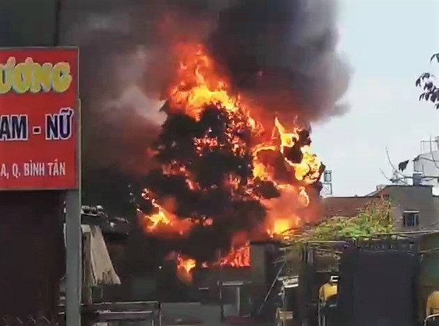 Chay kho xuong o TP.HCM, nguoi dan om do thao chay hinh anh