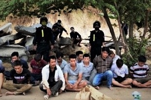 20 nguoi tu tap danh bac tra hinh trong dot dich hinh anh