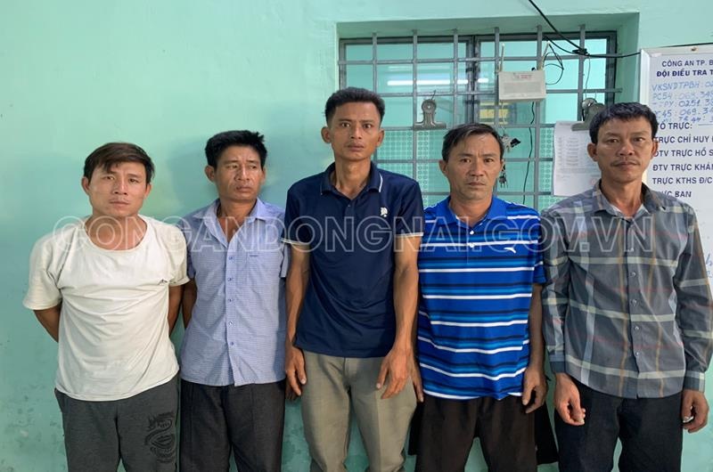 Bị tạm giữ vì tụ tập ăn nhậu ảnh 1 Bi tam giu vi tu tap an nhau anh 1