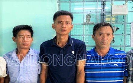 Bi tam giu vi an nhau, danh bac giua mua dich hinh anh
