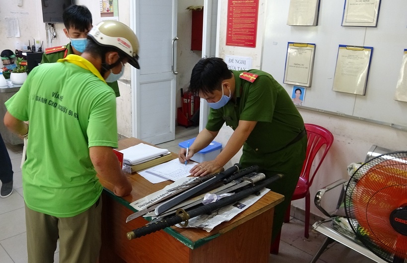 Giao nop vu khi, vat lieu no duoc tang 10 kg gao dem ve hinh anh