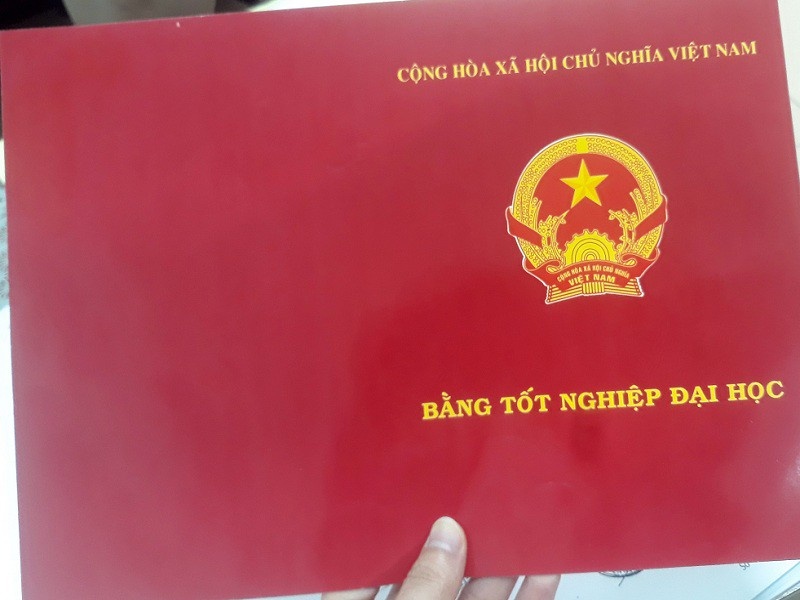 Nu bac si o Dong Nai dung 2 bang gia de hanh nghe hinh anh
