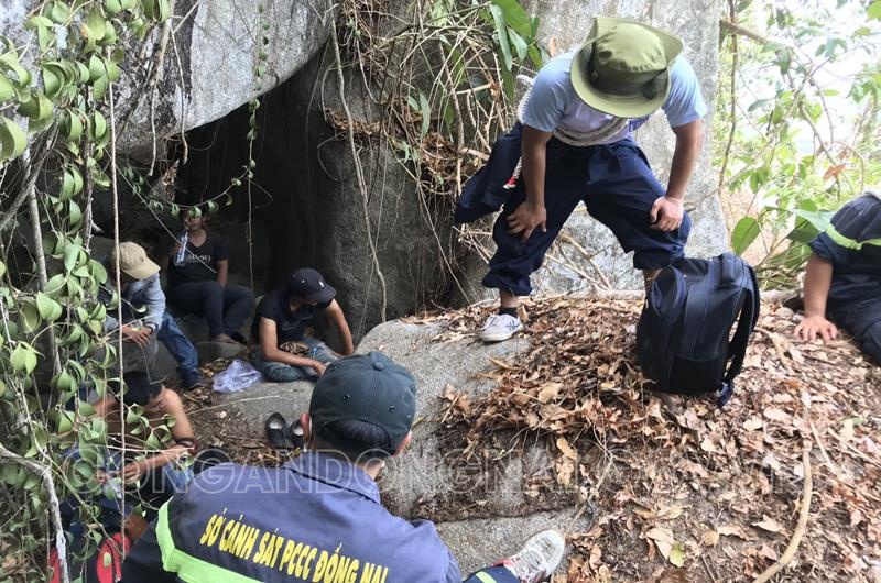 Nhom phuot thu bi lac khi len nui tim hoa dot bien hinh anh