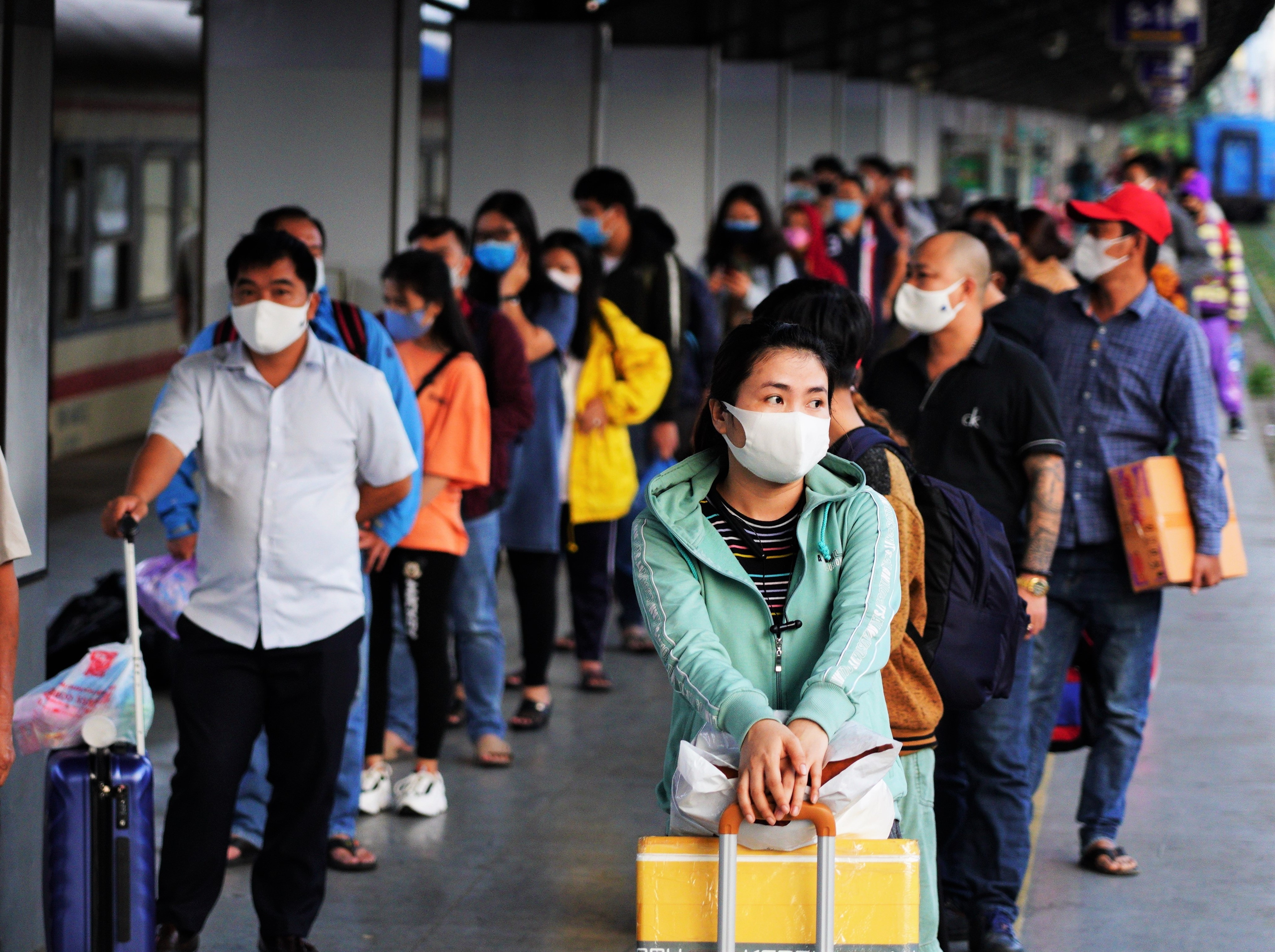 Hang tram hanh khach cho xet nghiem Covid-19 o ga Sai Gon hinh anh