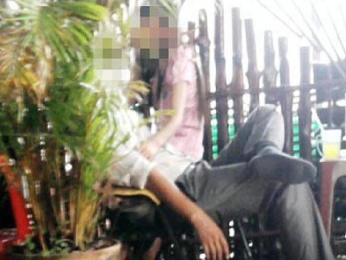 Nhan vien quan ca phe choi la ban dam tai cho hinh anh