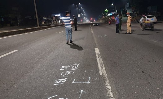 Canh sat co dong bi thuong vi chan nhom dua xe anh 1