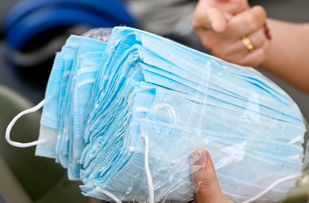 Lo hang 10.500 khau trang y te bi bat o cong san bay Tan Son Nhat hinh anh