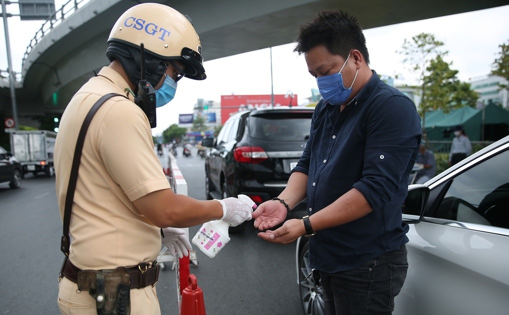 Bat khau trang san bay tan son nhat anh 1