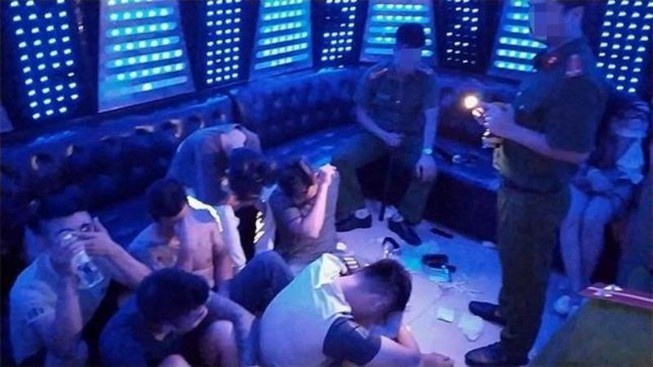 Nhieu thanh nien phe ma tuy trong quan karaoke khoa trai cua hinh anh