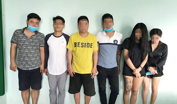 karaoke hoat dong mua dich anh 1