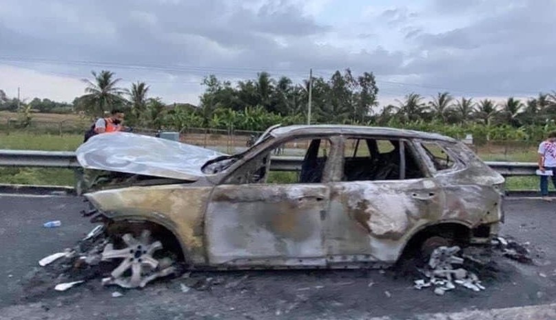 Xe 7 cho chay tro khung tren cao toc Trung Luong hinh anh