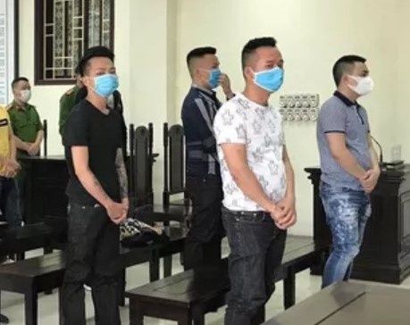 Tam hoan phien xu con nuoi Duong 'Nhue' danh gay chan nguoi dan ong hinh anh