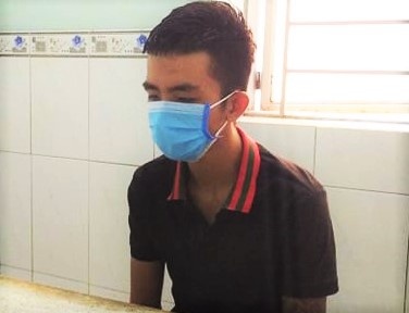 Hai ga trai o TP.HCM dung sung chich dien cuop tui xach cua phu nu hinh anh