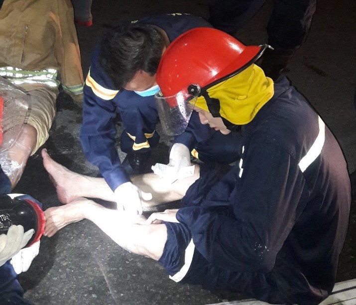 Nhieu canh sat bi bong khi chua chay trong khu che xuat Tan Thuan hinh anh