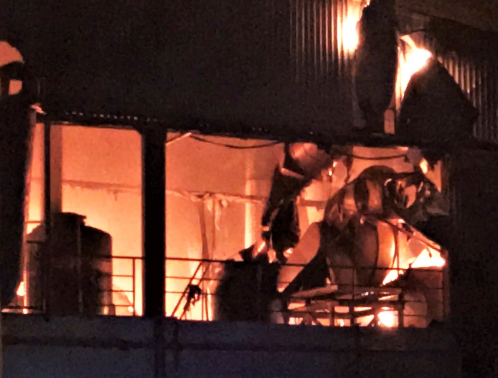 Linh cuu hoa bi bong hoa chat khi chua chay o khu che xuat Tan Thuan hinh anh