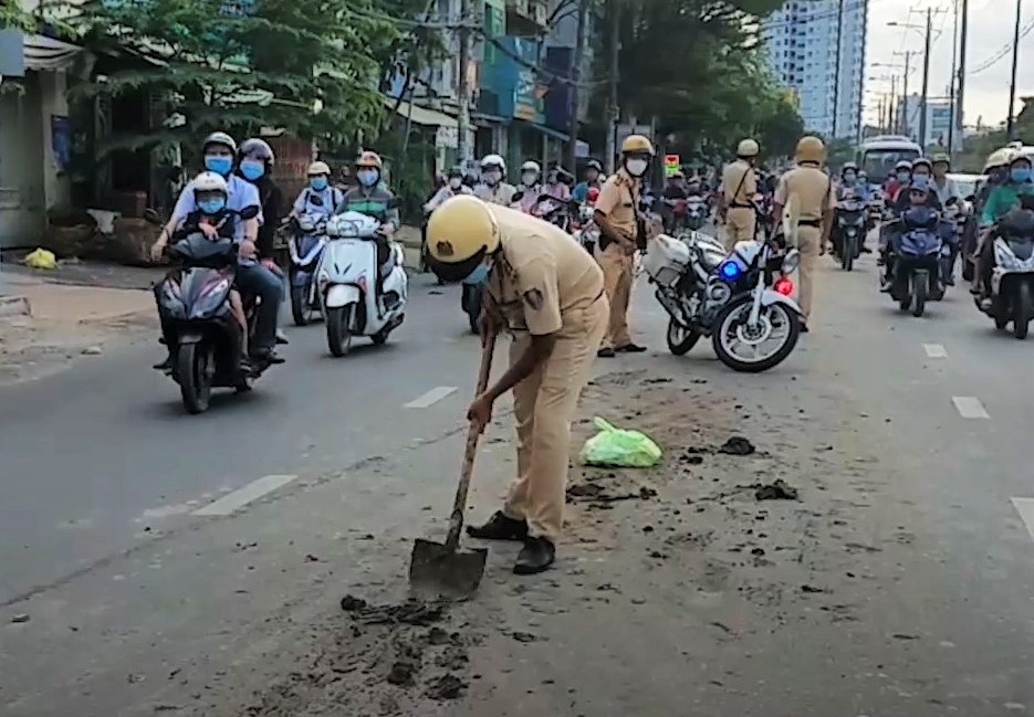 CSGT TP.HCM don bun dat roi vai tren duong hinh anh