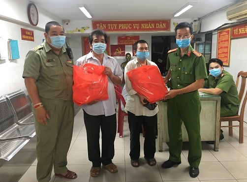 giao nop vu khi duoc tang gao anh 1