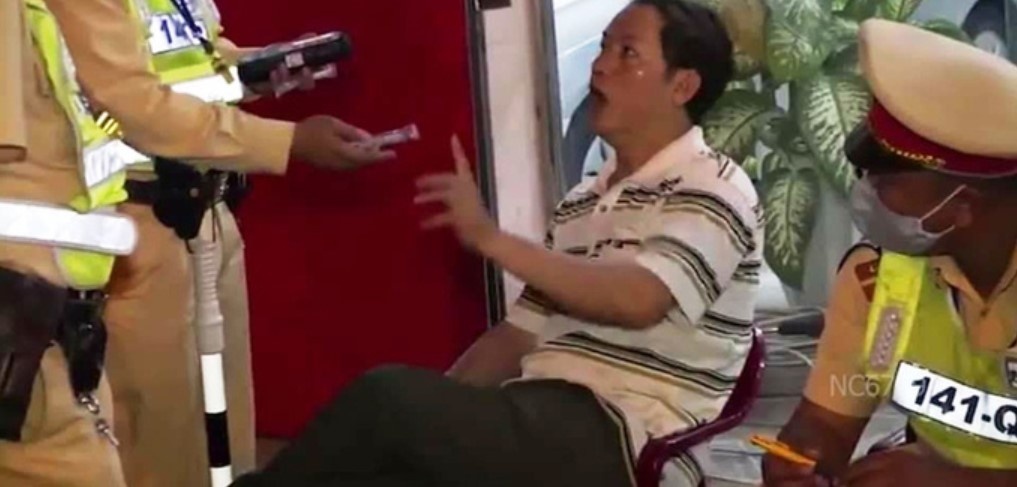 Can bo thue chong nguoi thi hanh cong vu o quang binh anh 2