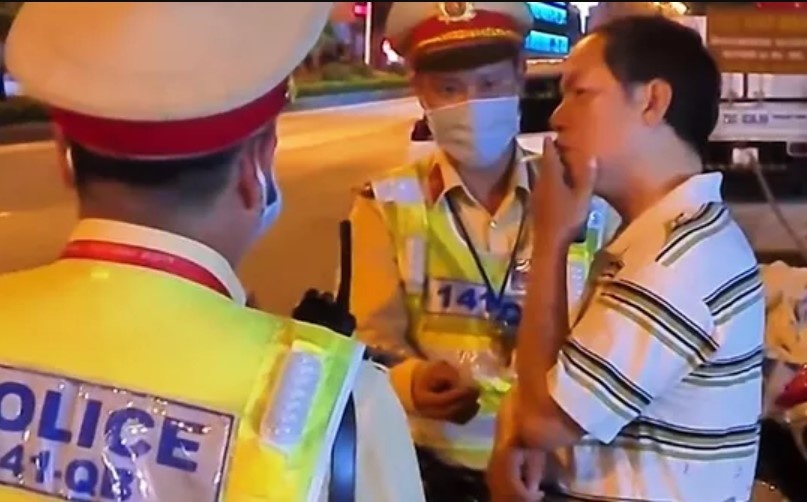 Can bo thue vuot nong do con khi lai xe thach thuc CSGT o Quang Binh hinh anh