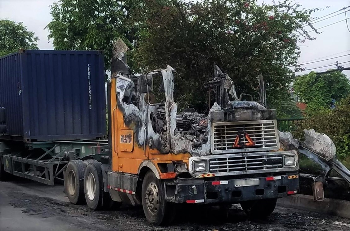 Tai xe thoat chet khi xe dau keo boc chay hinh anh