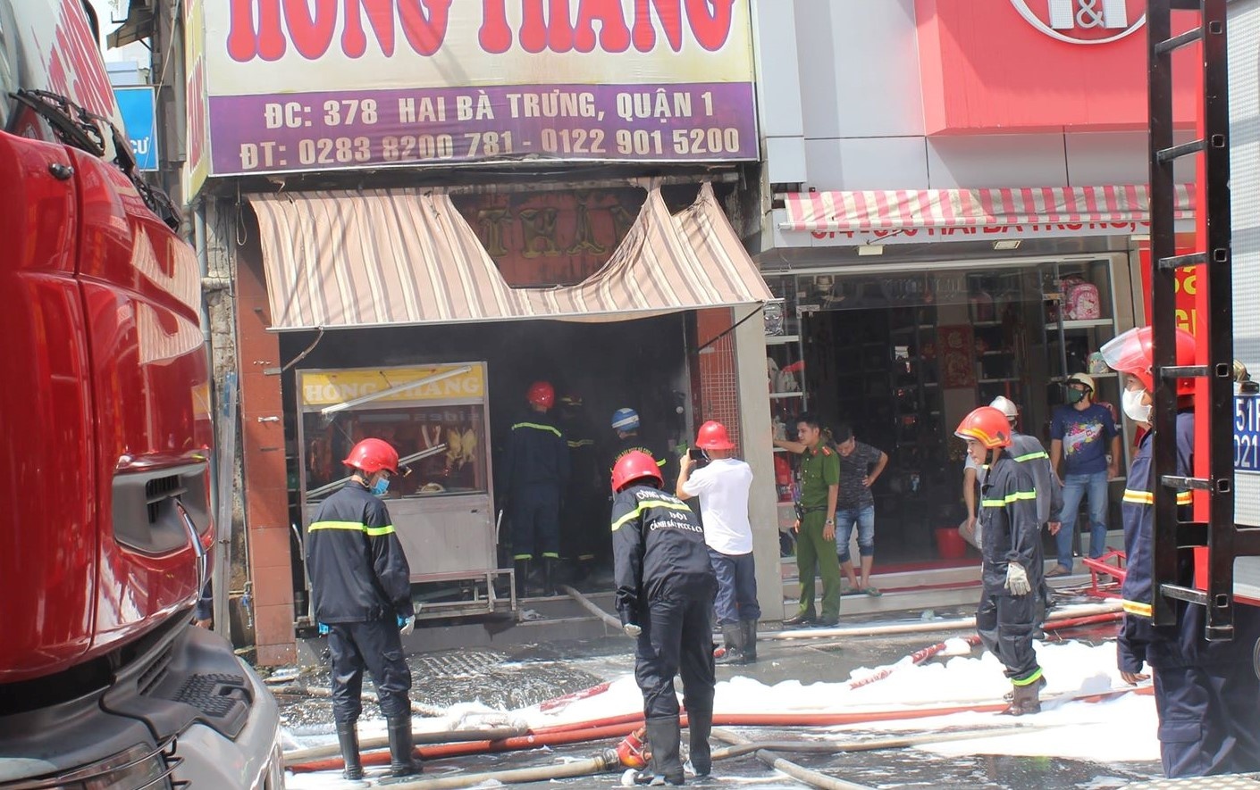 Nhieu nguoi thao chay khoi quan an boc chay o quan 1 hinh anh