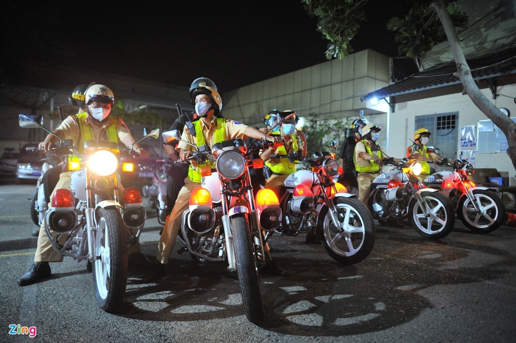 CSGT tong kiem tra phuong tien anh 2