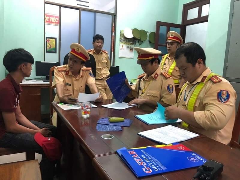 Lai xe may bang chan o Da Nang anh 1