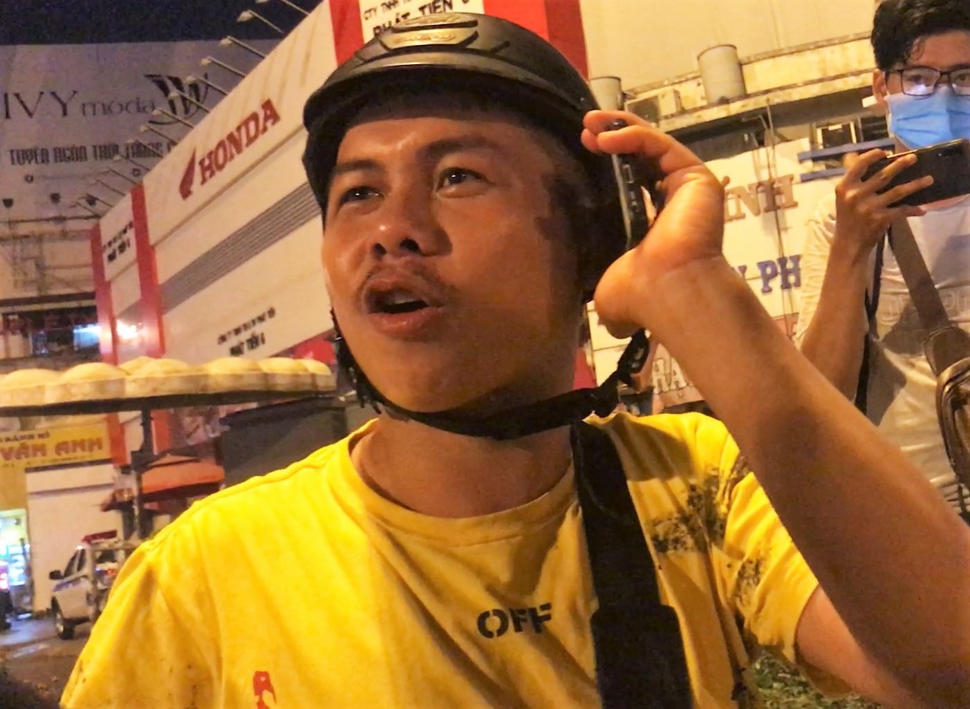 Xin bo qua vi pham khong duoc, nguoi dan ong gat gong tai chot CSGT hinh anh