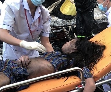 Cuu 7 nguoi trong can nha boc chay o TP.HCM luc rang sang hinh anh