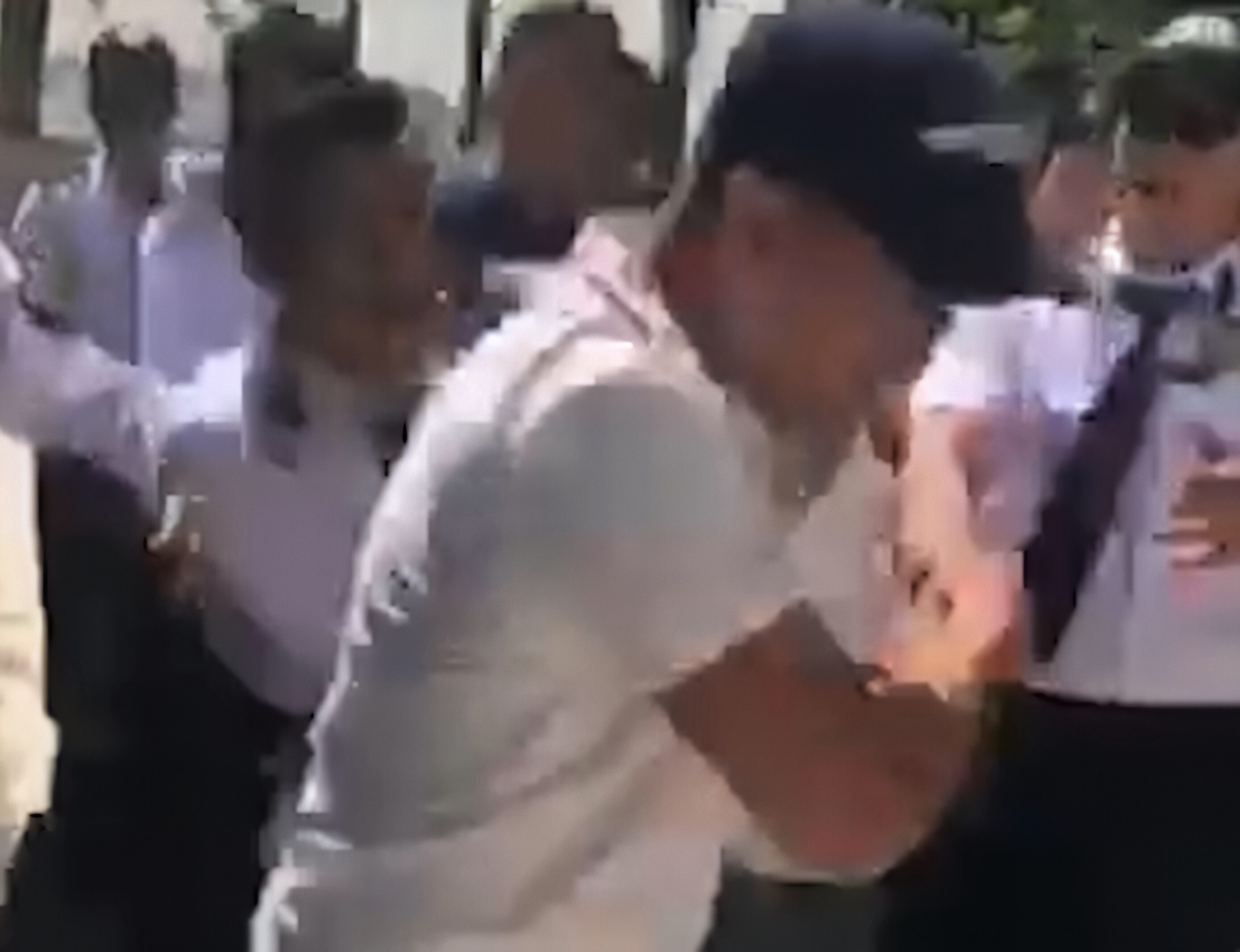 Bao ve va cu dan chung cu Xi Grand Court TP.HCM danh nhau hinh anh