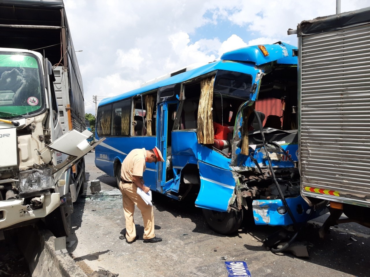 6 oto tong nhau lien hoan o TP.HCM hinh anh