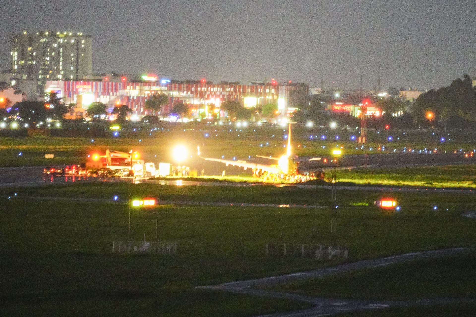 may bay VietJet trat duong bang anh 3