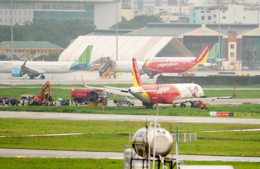 Hien truong may bay lan lech duong bang o Tan Son Nhat hinh anh