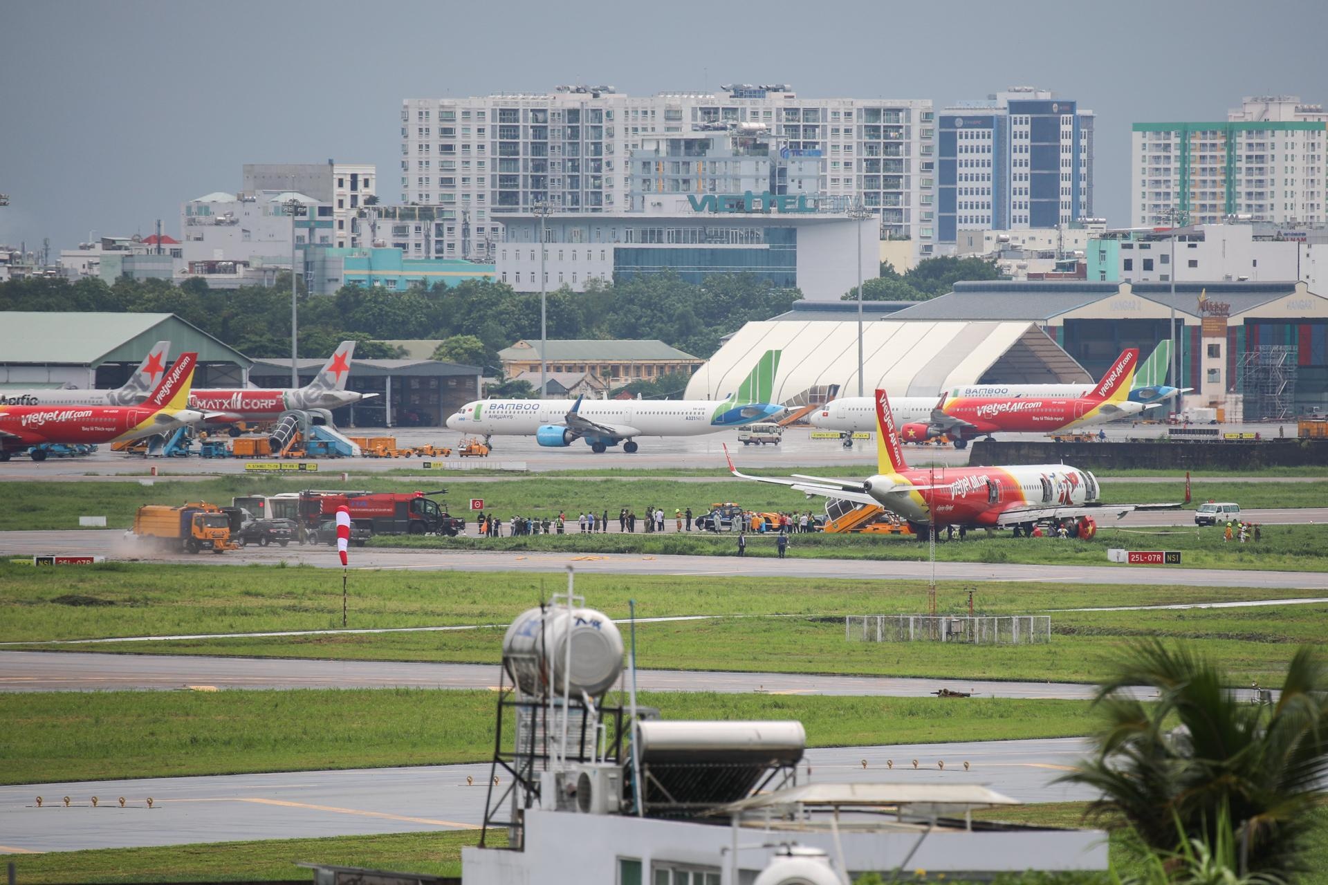 May bay lech duong bang Tan Son Nhat anh 1