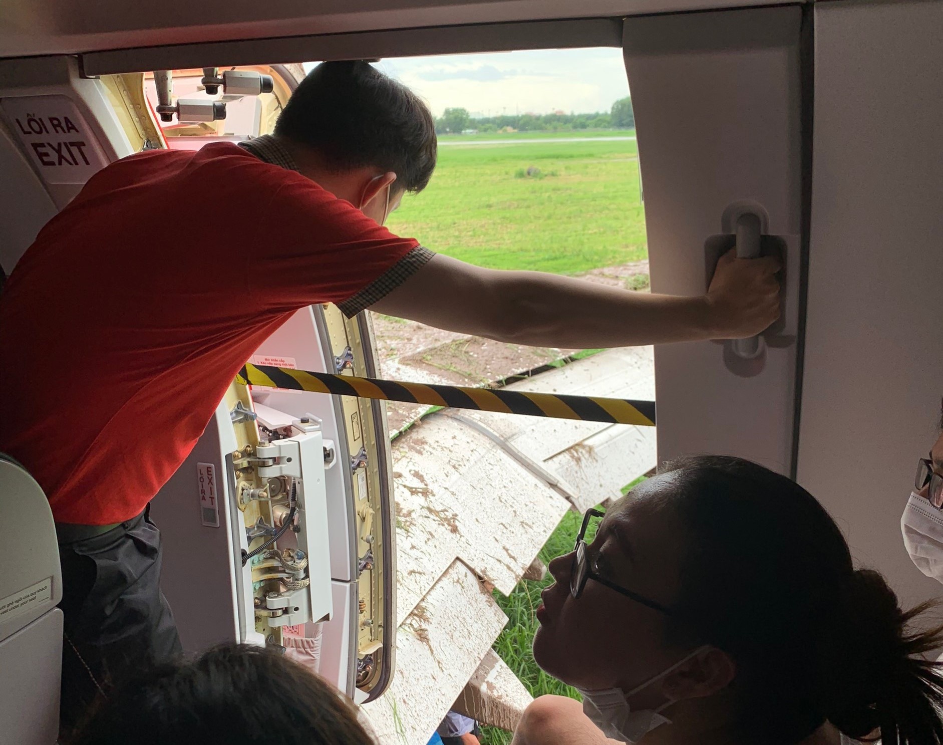 May bay lech duong bang Tan Son Nhat anh 6