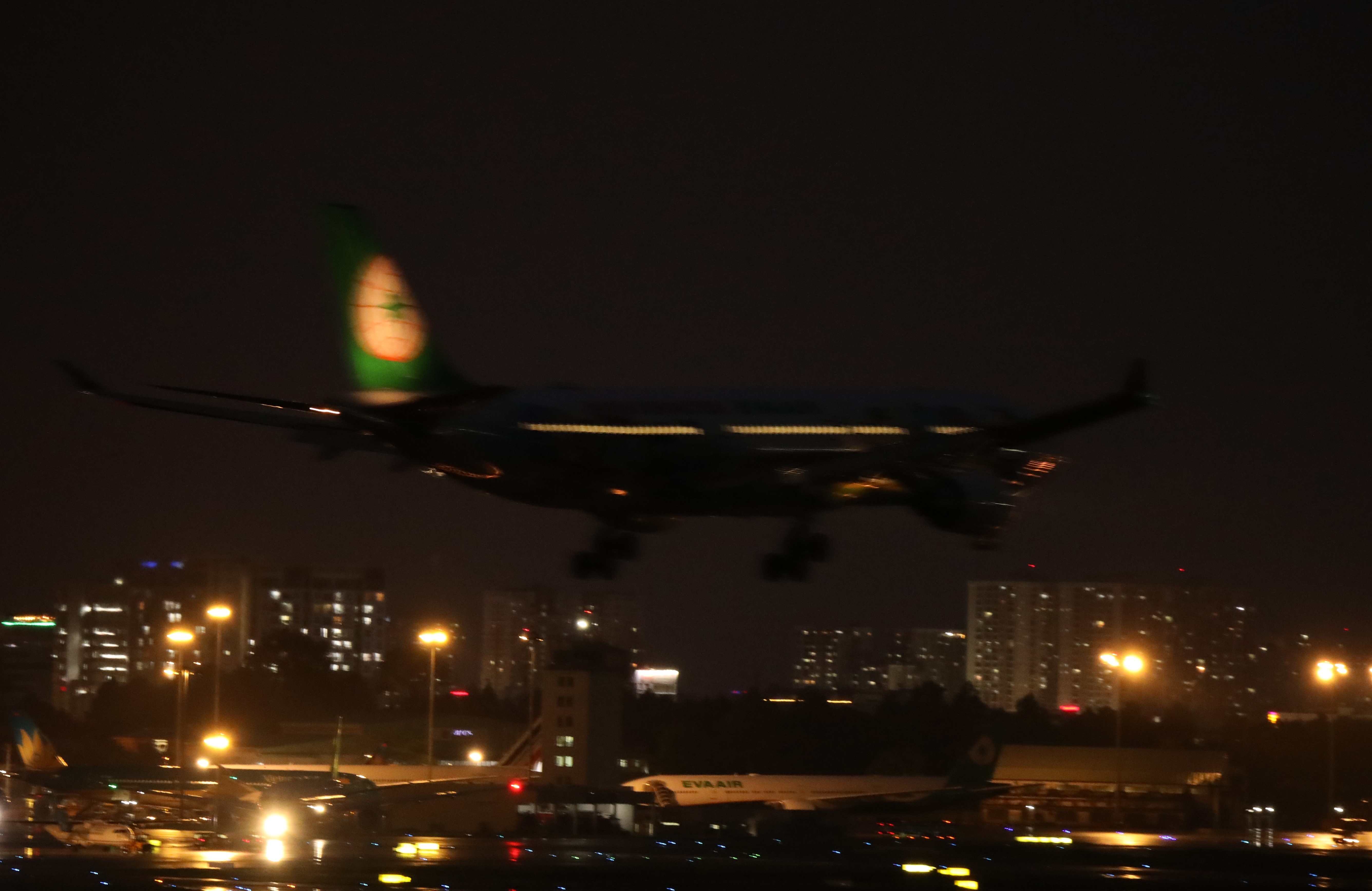 may bay VietJet trat duong bang anh 4